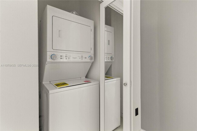 Building Photo - 350 S Miami Ave