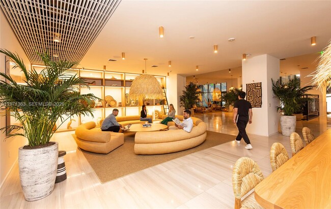 Building Photo - 221 SW 1st Ave