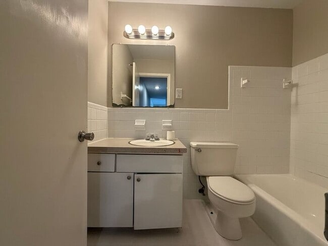 Building Photo - 2 Bedroom Unit was recently renovated. Liv...