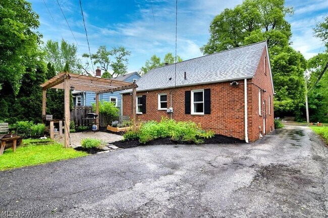 Building Photo - 2658 Canterbury Rd