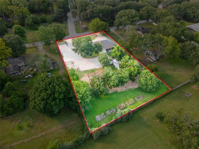 Building Photo - 25203 Lakeview Rd