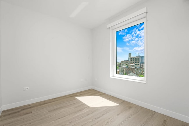 Building Photo - 650 N May St