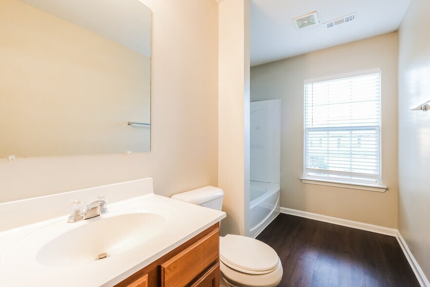 Building Photo - 2770 Mayfair Dr