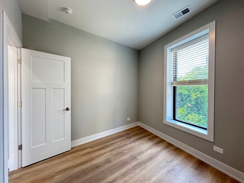 Building Photo - 435 W Belden Ave