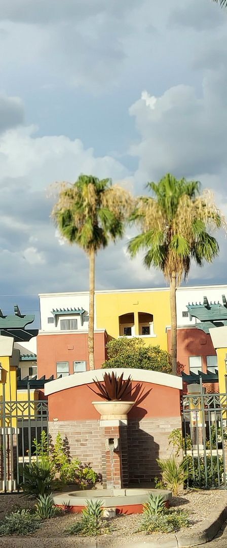 Building Photo - Short term available!! Great location! Dow...