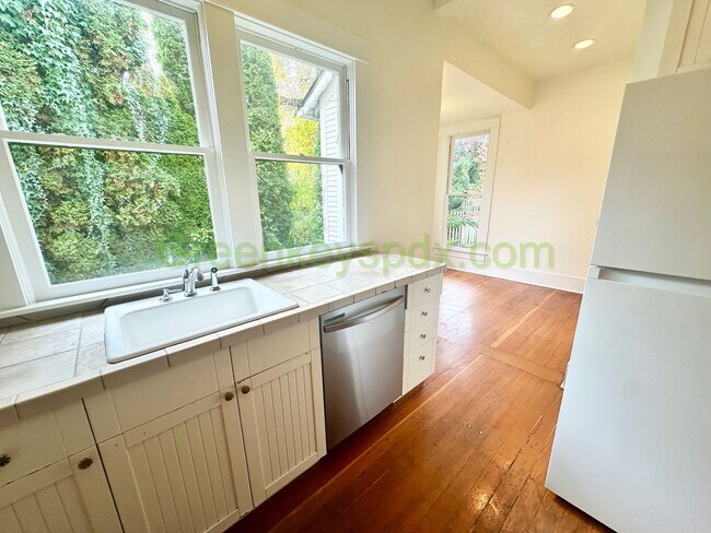 Building Photo - 4727 NE 10th Ave