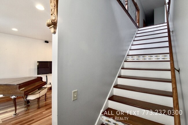 Building Photo - Historic Home in the Heart of Pilsen FOR RENT