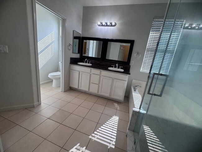 Building Photo - Stonelake Community - Four Bedroom!