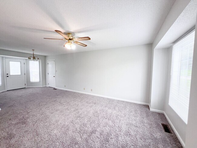 Building Photo - 3 Bedroom 2 Bathroom Home located on a cor...