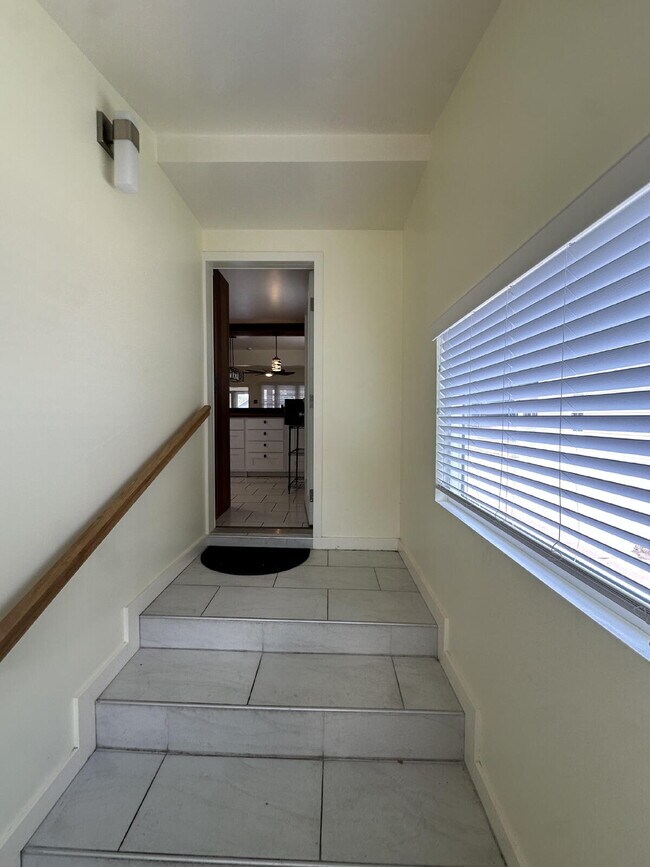 Building Photo - "Charming 2-Bedroom Retreat in the Heart of Windsor – 945 Sq. Ft. of Cozy Living!"