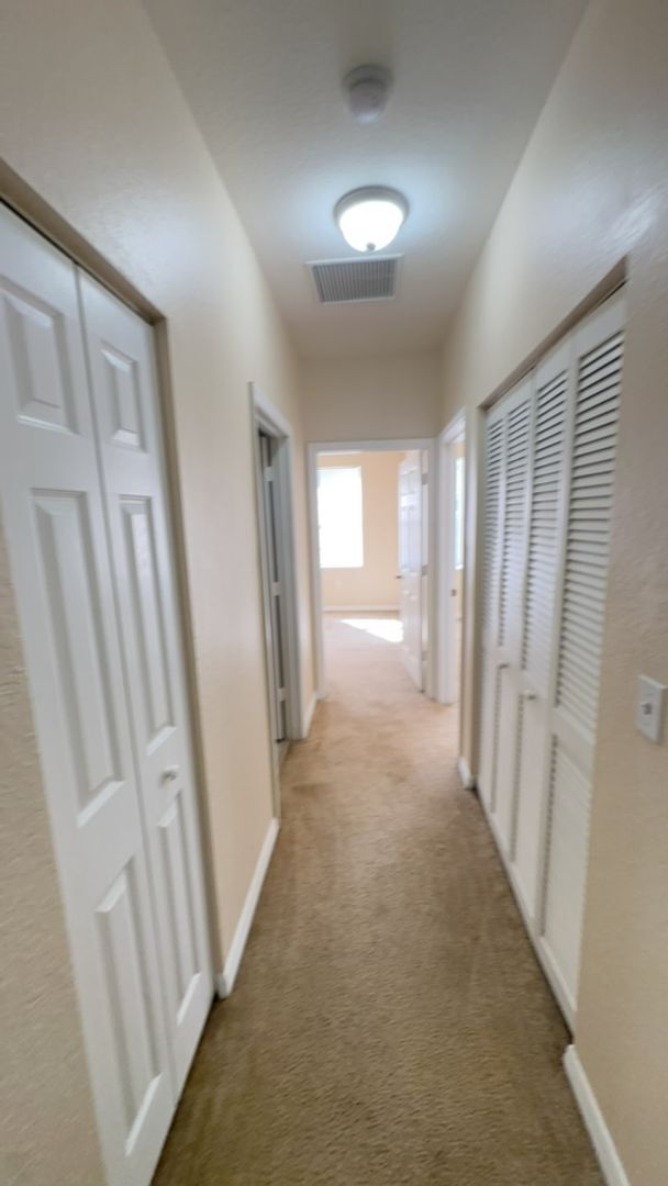 Building Photo - 3 BEDROOM 2 BATH 2 CAR GARAGE CONDO