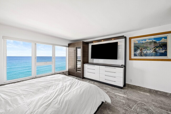Building Photo - 2066 N Ocean Blvd