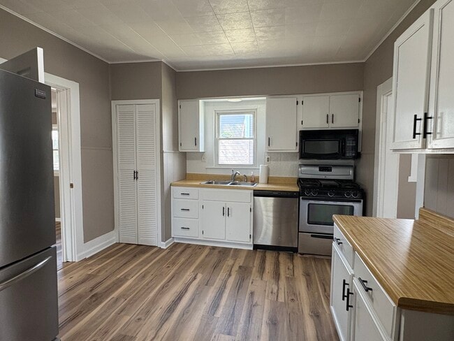 Building Photo - 645 Forest Ave