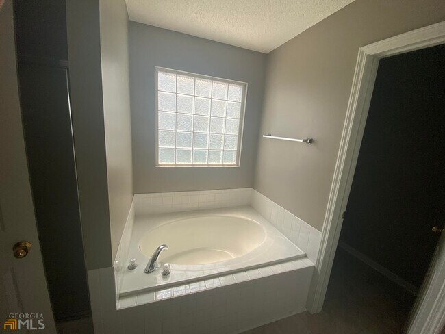 Building Photo - 5751 Colonnade Dr