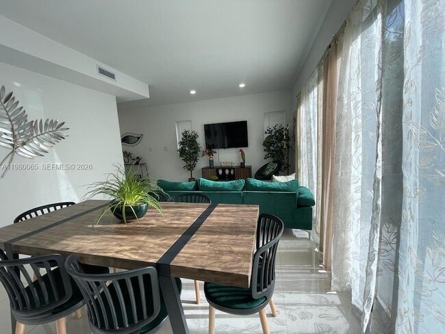 Building Photo - 302 NW 11th Ct