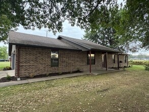 Building Photo - Beautiful home, newly updated near schools