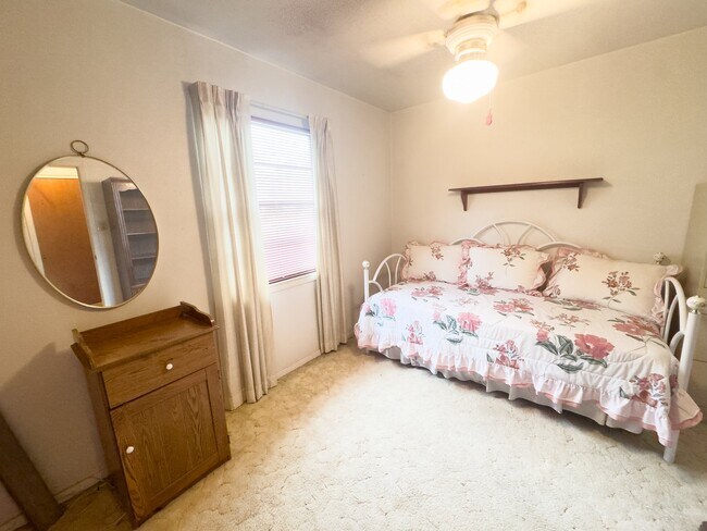Building Photo - 705 Greenway Dr