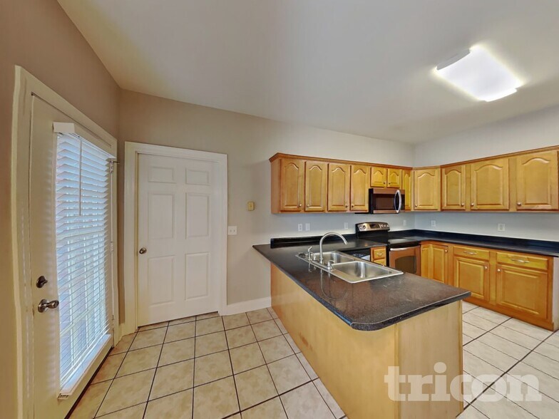 Building Photo - 4412 Spring Cove Dr