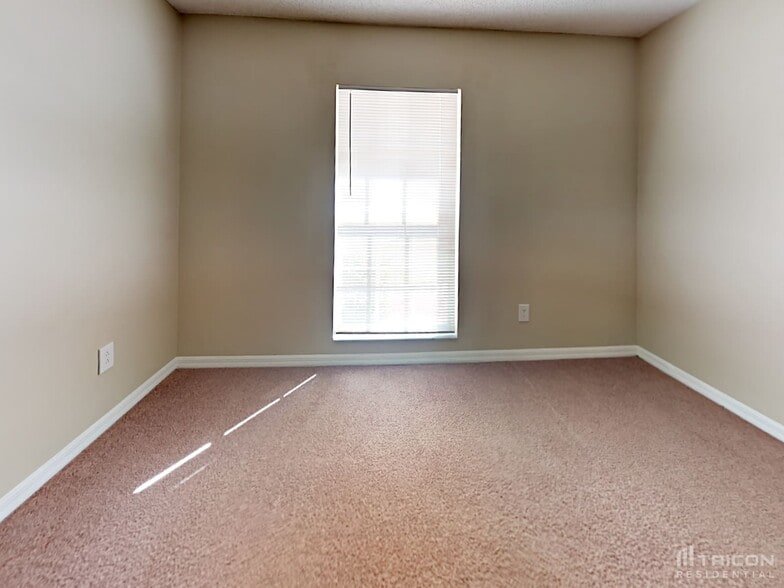 Building Photo - 1028 Hardwood Dr