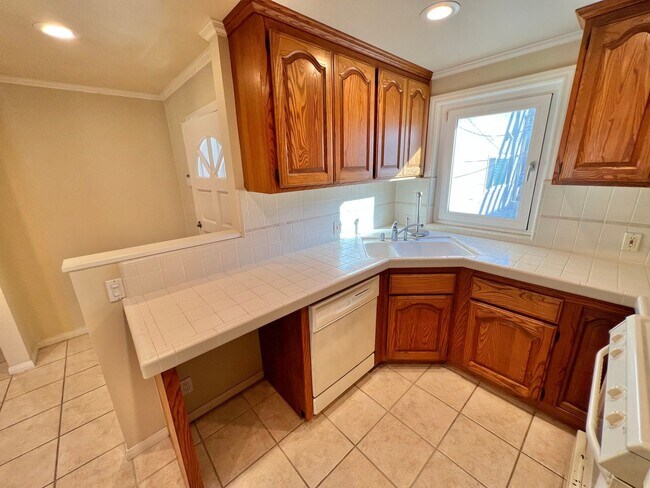 Building Photo - Peninsula Living just steps to the Beach