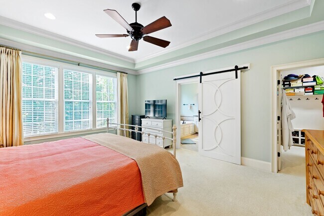 Building Photo - Elegant 5 bedroom home in Bedford!