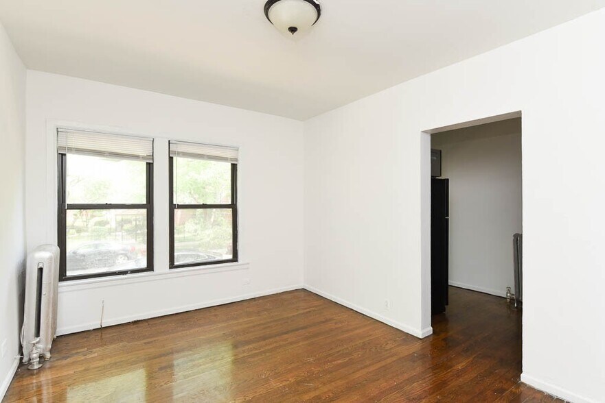 Building Photo - 929 W Sunnyside Ave