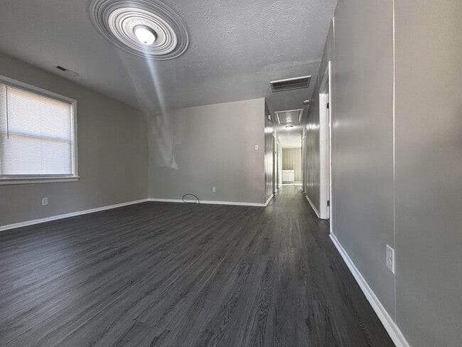 Building Photo - 516 Olivia Ln