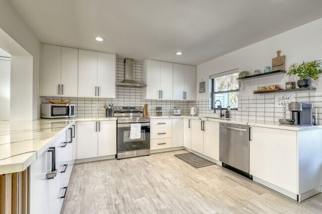 Building Photo - 106 Playmore Dr