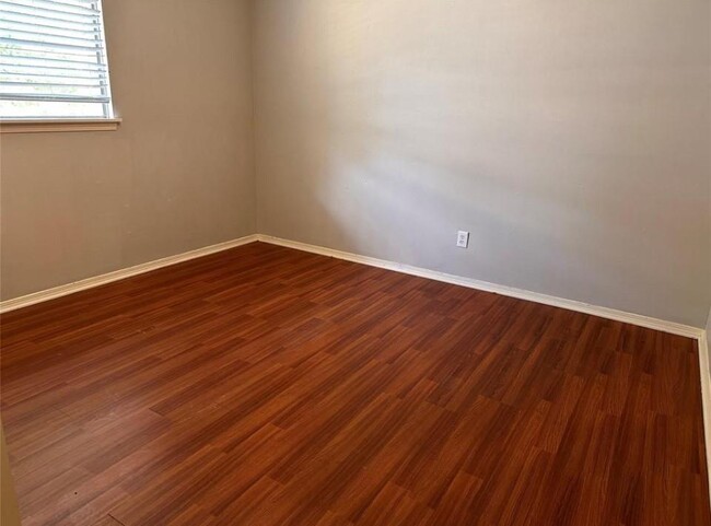 Building Photo - 3323 Brookdale Dr