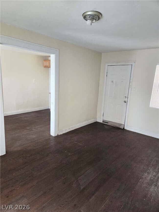Building Photo - 413 W Van Buren Ave