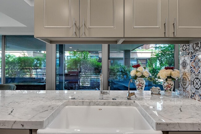 Building Photo - 7127 E Rancho Vista Dr