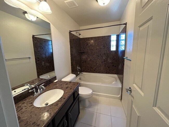 Building Photo - Great curb appeal