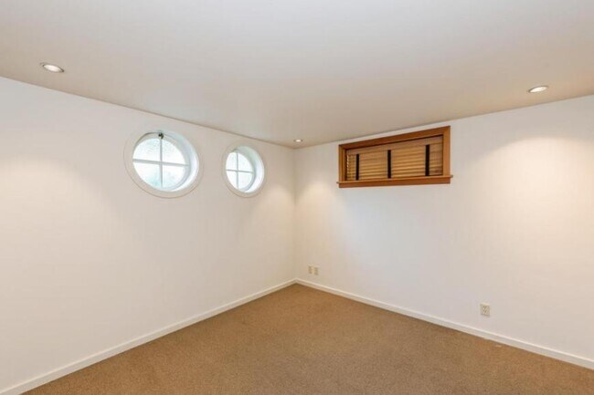 Building Photo - 1 bedroom in Seattle WA 98103