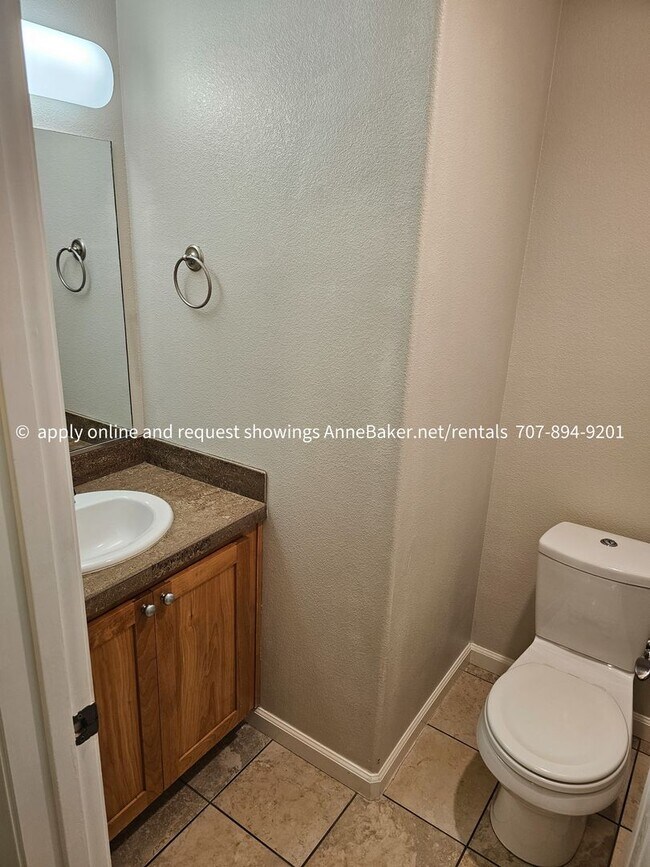 Building Photo - Close to Shopping Cloverdale 2 Bedroom Available Now