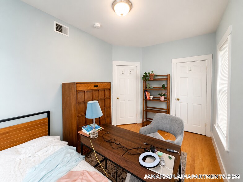 Building Photo - 58 Brookside Ave