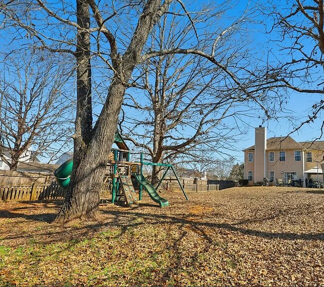 Building Photo - Close to Parks, Shops & Schools — Live Where Convenience Matters