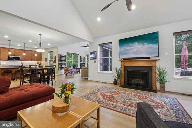 Building Photo - 303 Bonheur Ave
