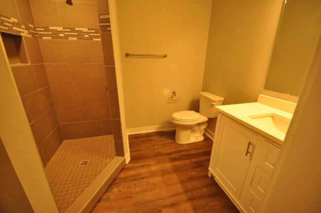 Building Photo - Newer Garden-Level 2Bed, 1Bath Apartment i...