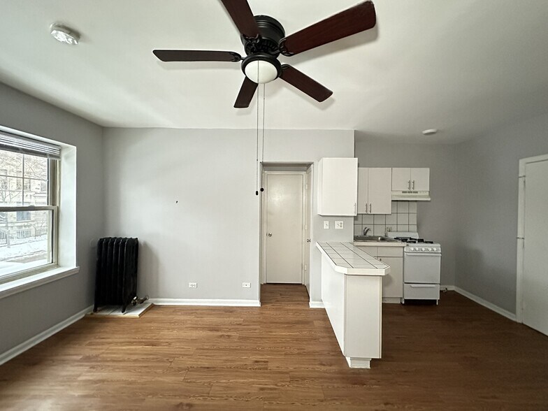 Building Photo - 4031 N Kenmore Ave