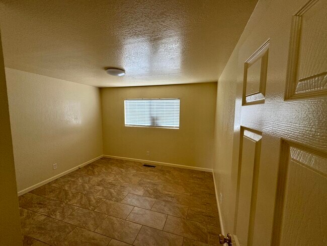 Building Photo - 487 Larson Ct