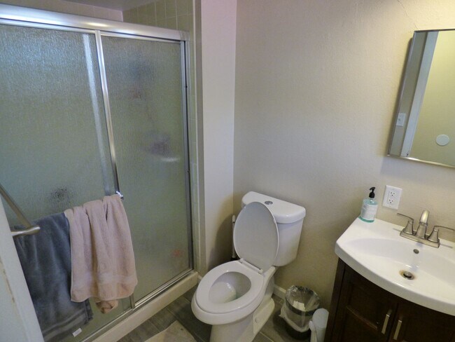 Building Photo - $0 DEPOSIT OPTION. SPACIOUS TRI-LEVEL HOME...