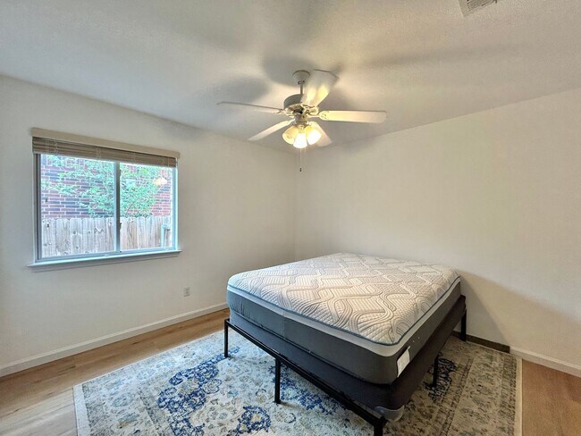 Building Photo - 3/BR 2/BA Bath Home with Fully Equipped Ki...