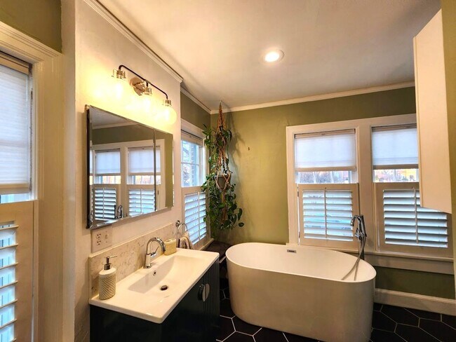 Building Photo - 3 Bed 2.5 Bath Plus ADU in Gatewood Add NW OKC