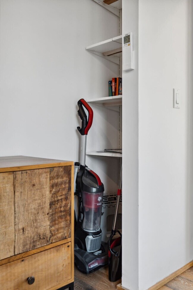 Building Photo - 10 Anchor St