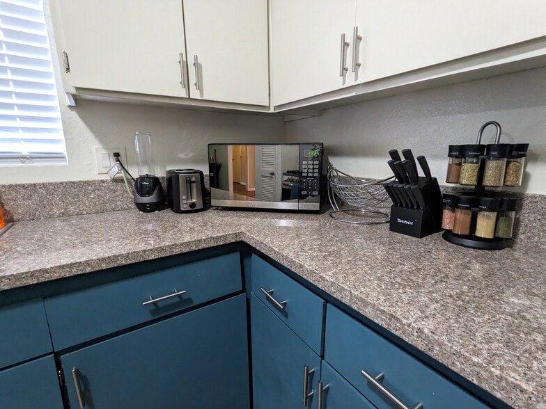 Microwave, Toaster, Blender - 1634 W 104th St