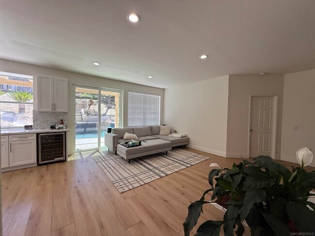 Building Photo - 5006 Palmera Dr