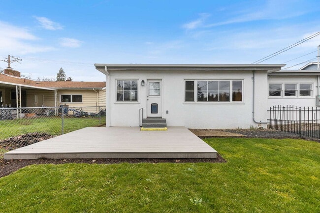 Building Photo - Charming Remodeled Duplex: Pet Friendly!