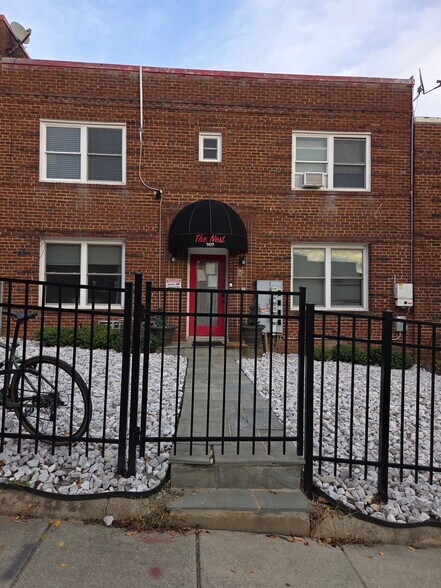 Building Photo - 909 19th St NE