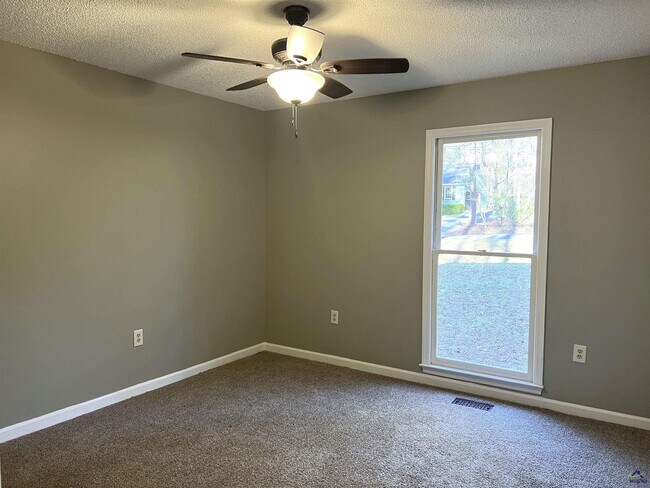 Building Photo - 981 Santa Fe Trail