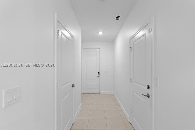 Building Photo - 4667 Hollister Ave